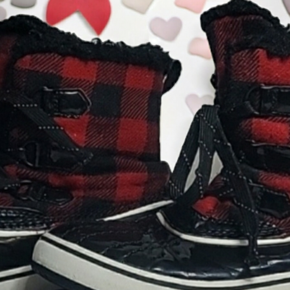 Sorel woman's size 7 in black and red flannel fur lined with thick rubber bottom